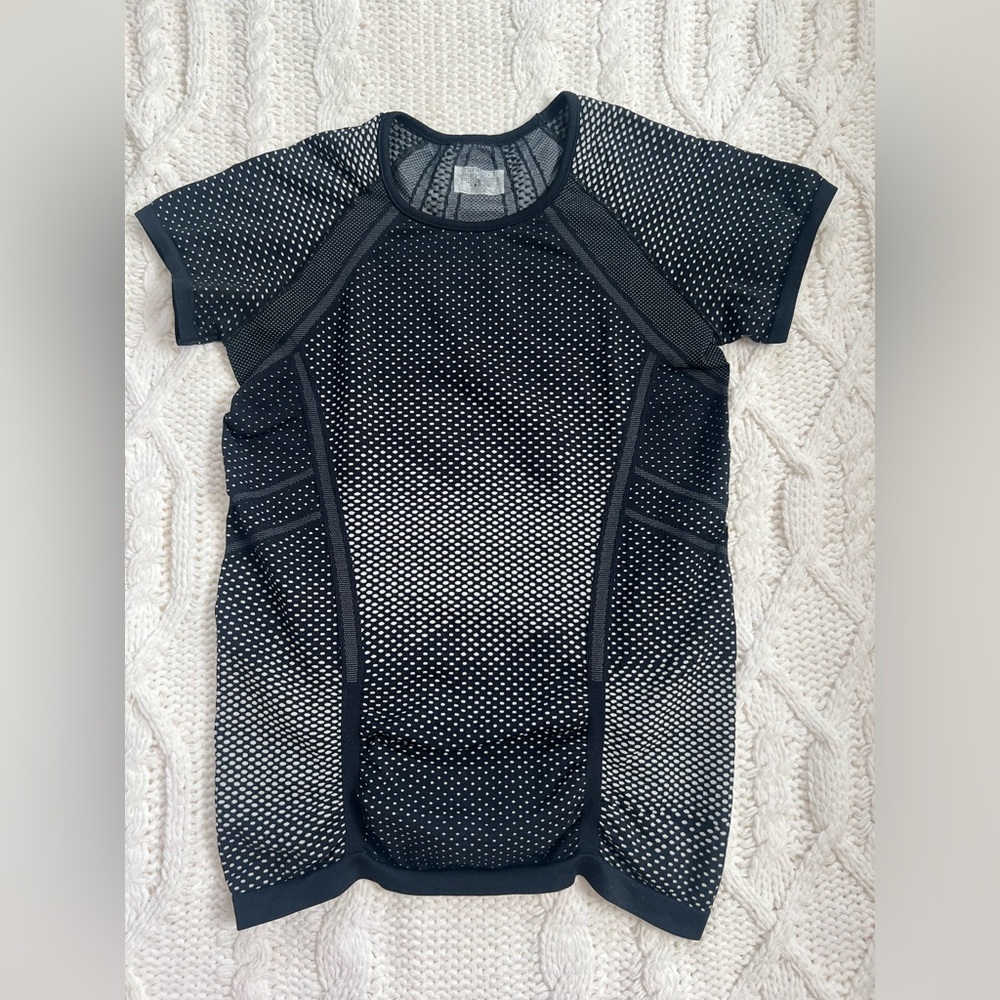 Athleta Top Size Large, cute pattern, great amount of stretch, very comf…